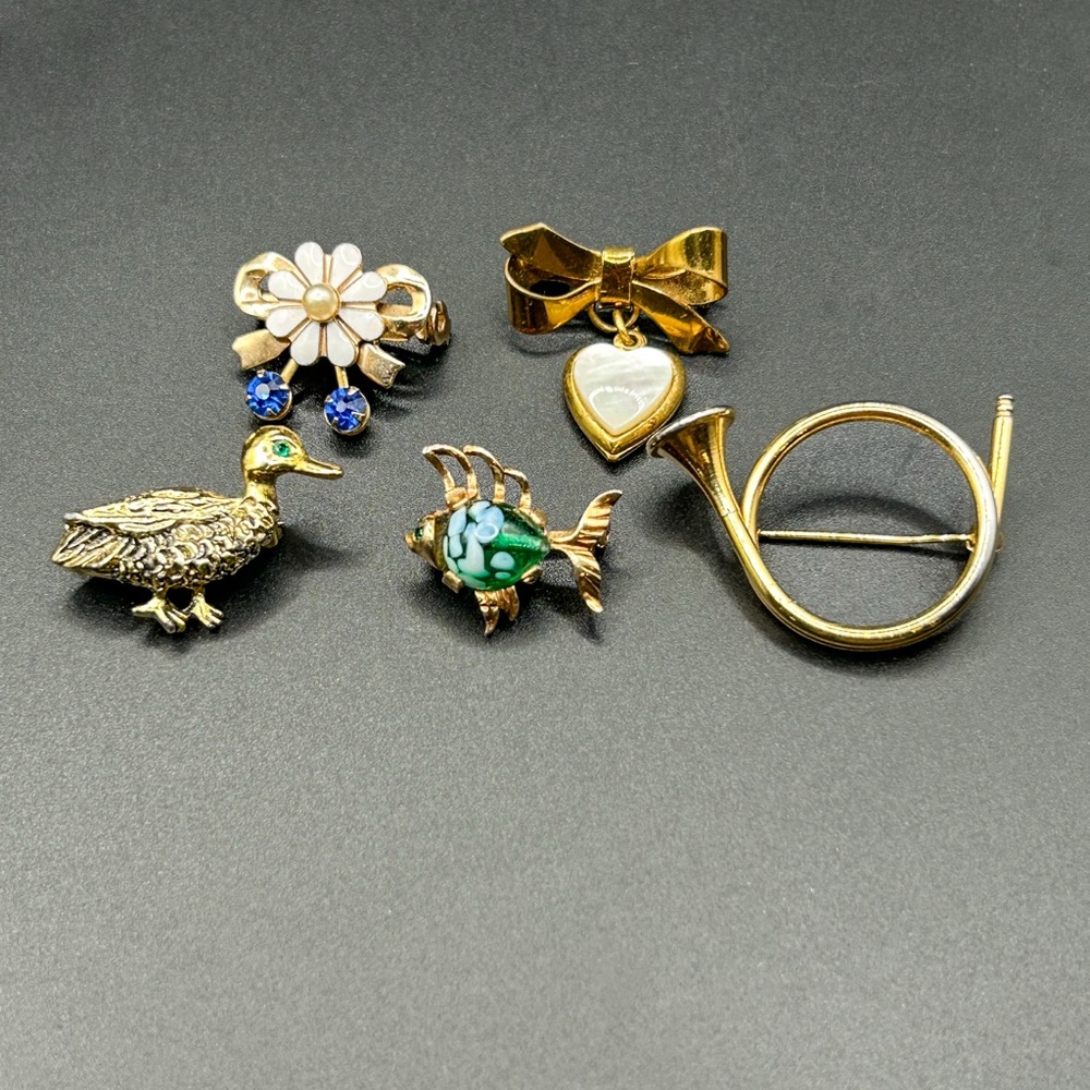 Vintage Figural Pin Lot - Signed Gerry’s Duck, Art Glass Jelly Belly Fish, MOP